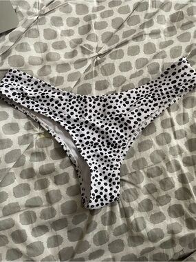 Black and White Cheeky Bikini Bottoms (NWOT)